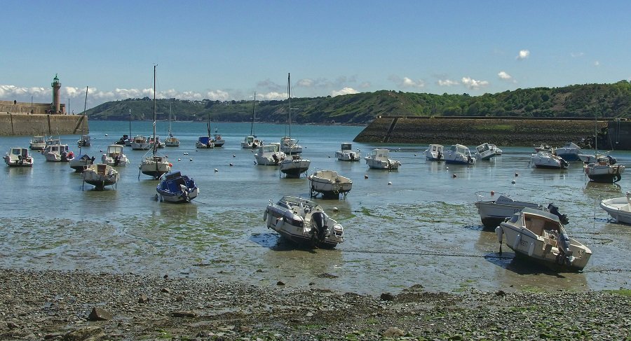 Sailing adventure along the Brittany coast