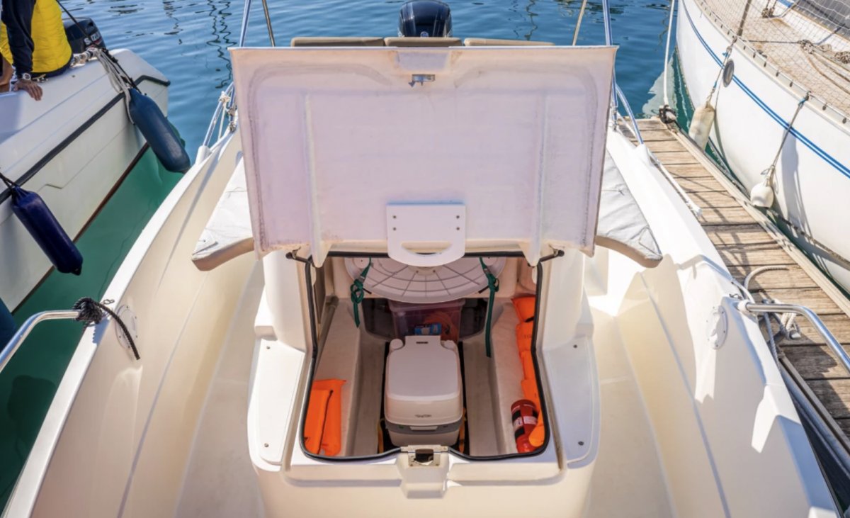 Erkunden Sie die Küsten von Alicante auf einem luxuriösen Motorboot