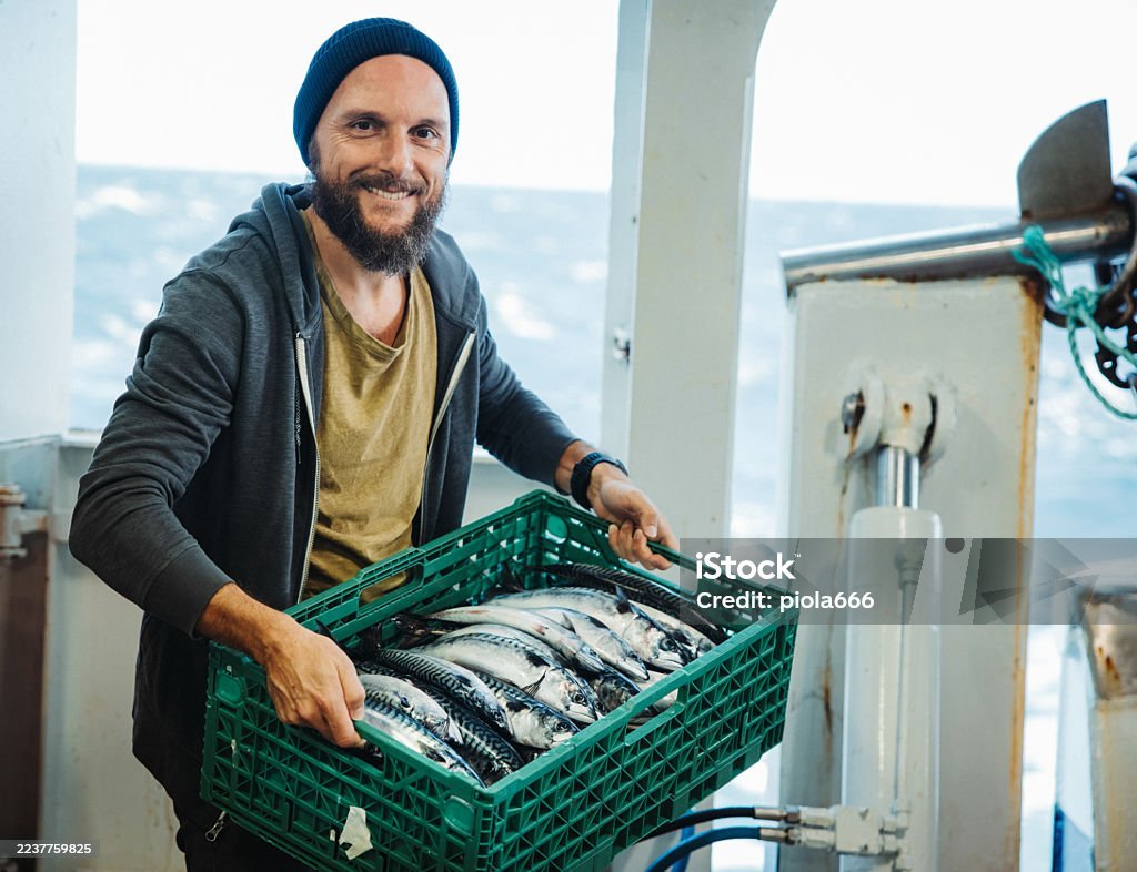 Barcos de navegación en cursos de mar