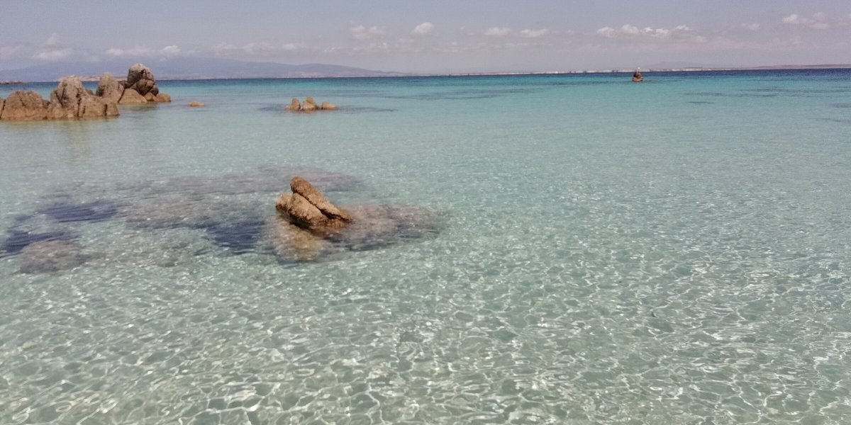 Passeggiata in barca lungo la costa sarda