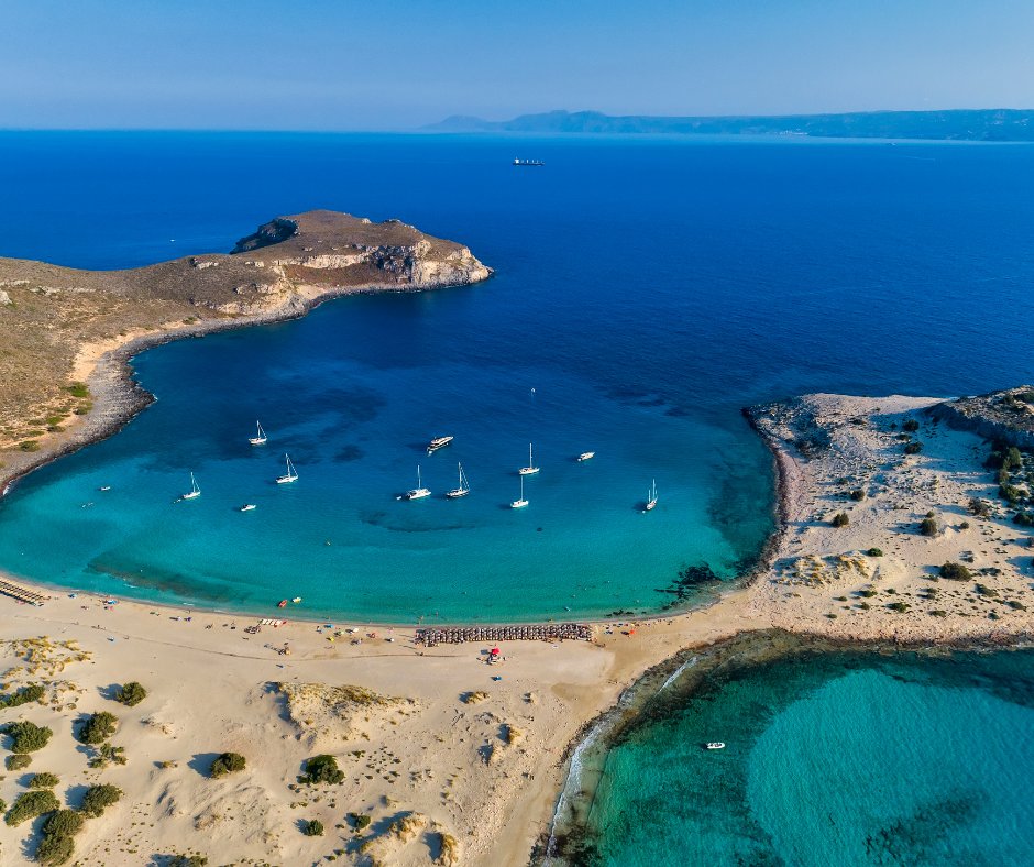 Barca di lusso in navigazione sul mare