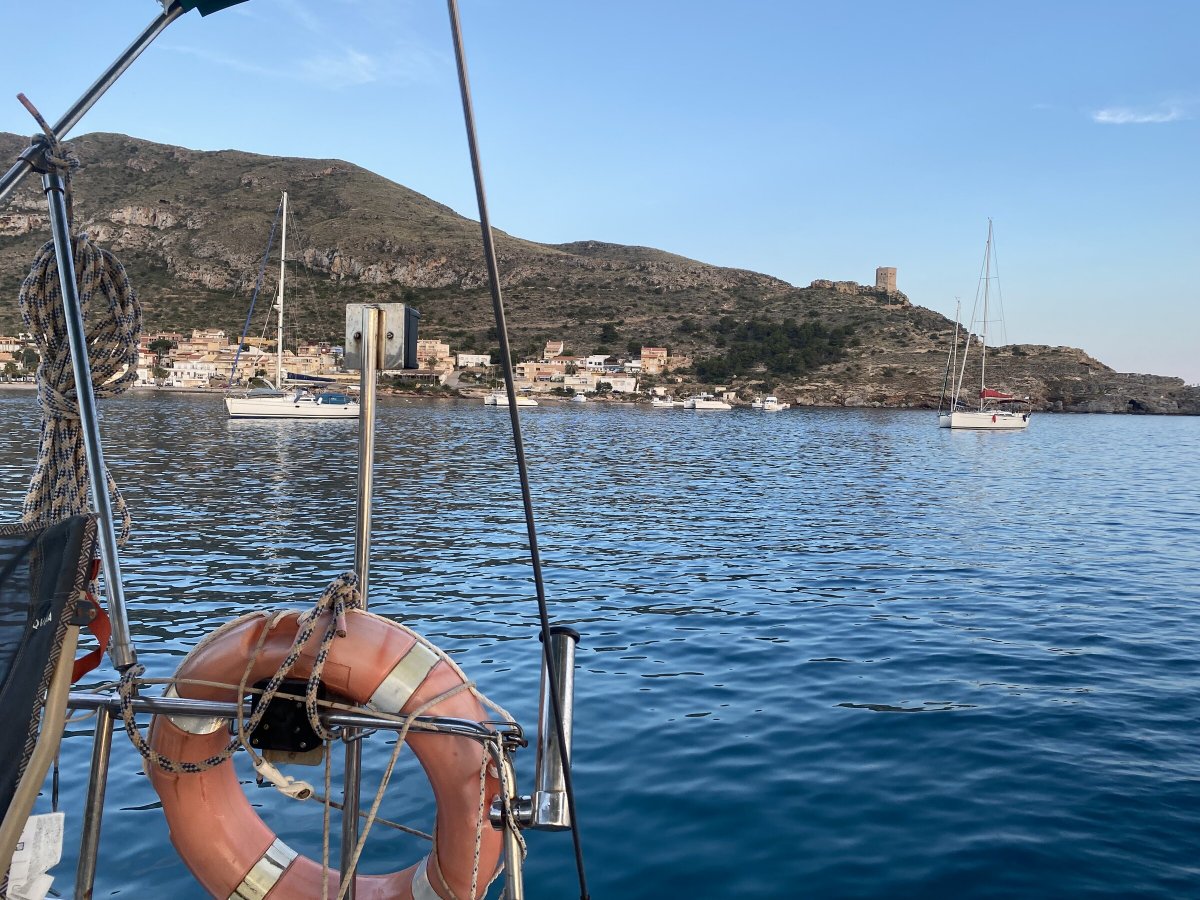 Lernen Sie ein Segelboot in einem Segelkurs in Puerto de Mazarrón zu steuern