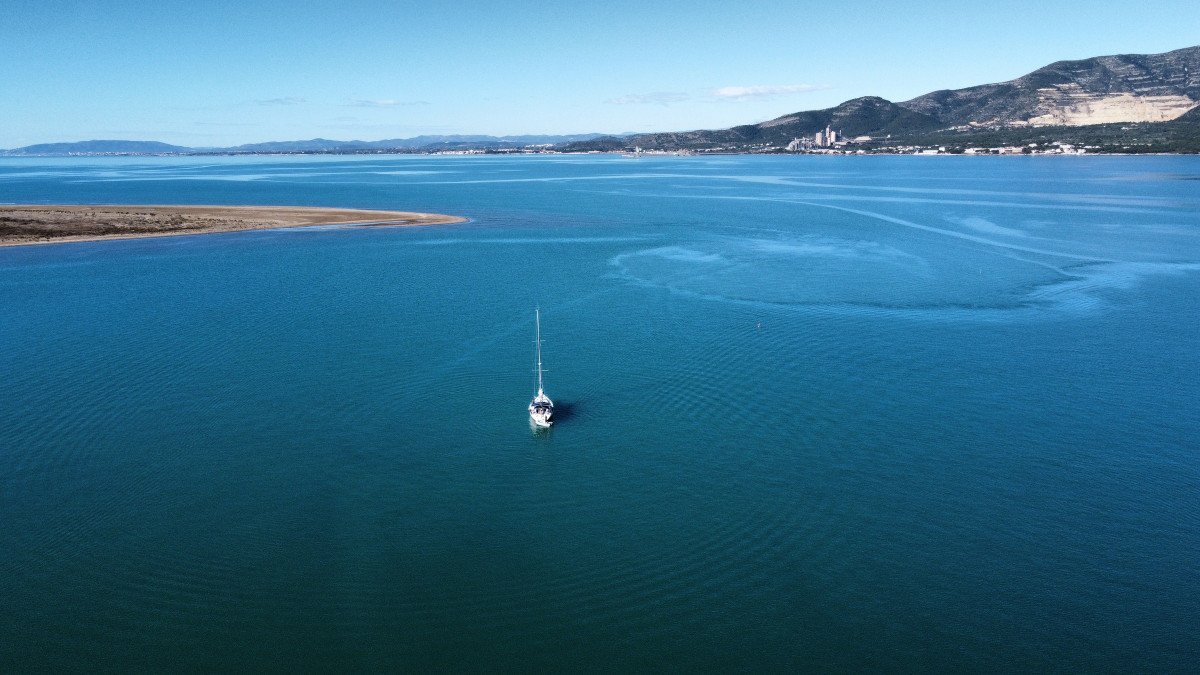 Genießen der Schönheit des Ebro-Deltas mit dem Segelboot während der Osterzeit