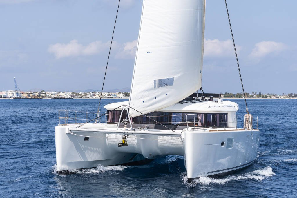 Semanal Lagoon 450s en alquiler para explorar Ibiza y Formentera