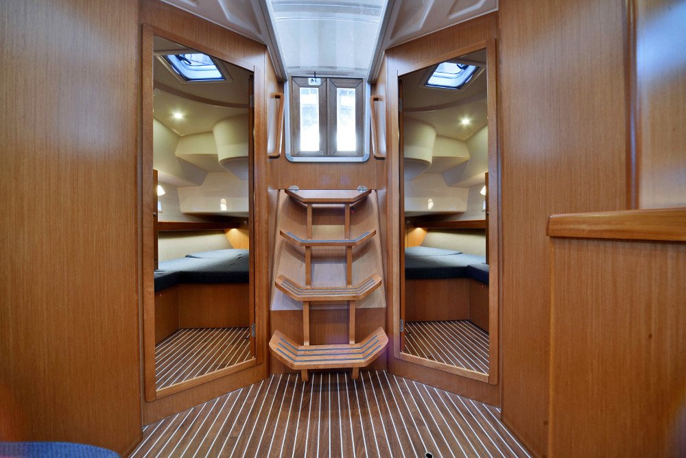 SW6-Bavaria-Cruiser-46-Interior-05-Saillavie-Sailing-Greece