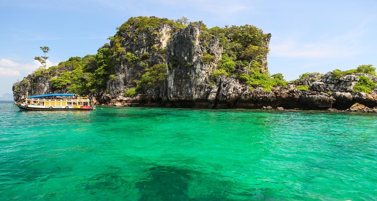 Parapendio sopra le spiagge di Phuket da un catamarano