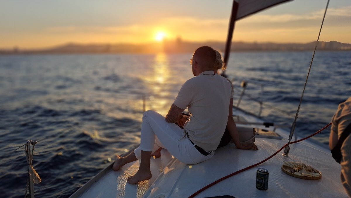 Eclissi in barca a vela a Barcellona