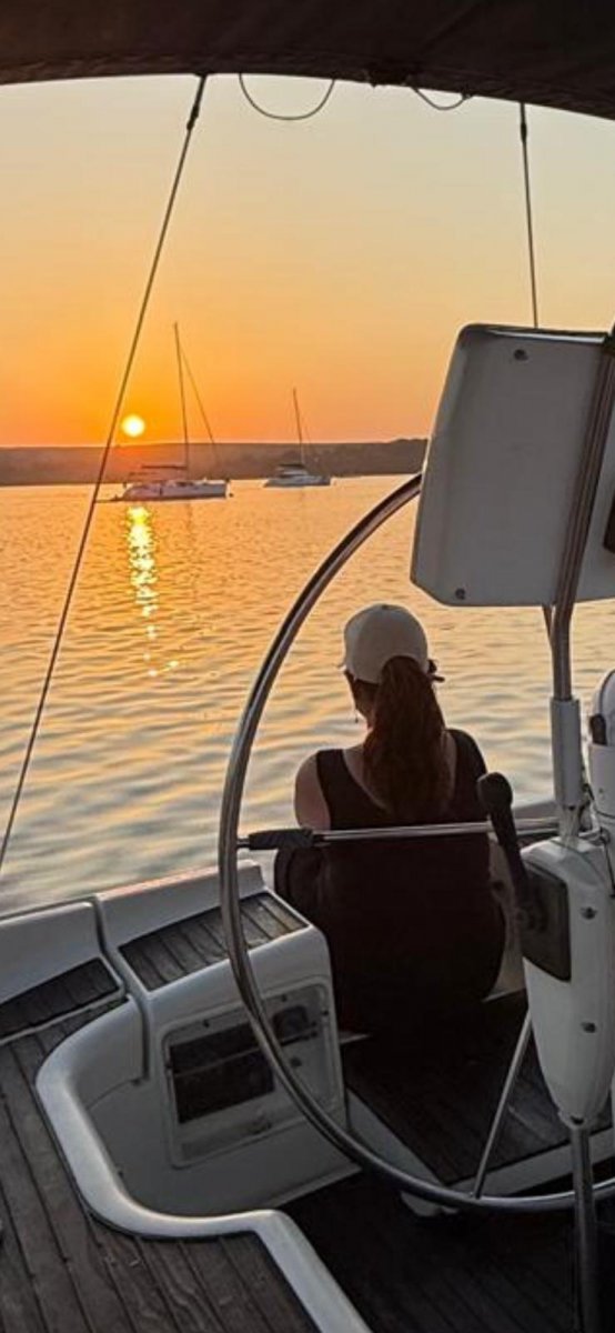 Gruppo di amici che si godono un viaggio in yacht