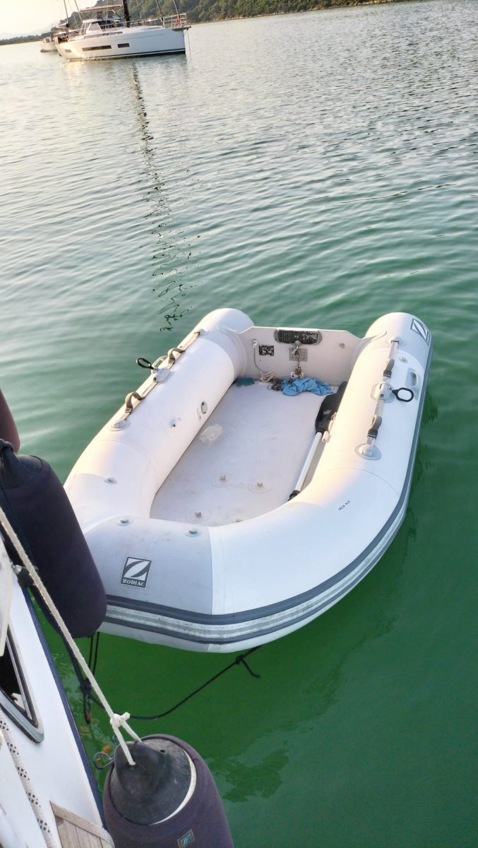 Naviga lungo la costa di Menorca in un viaggio rilassante