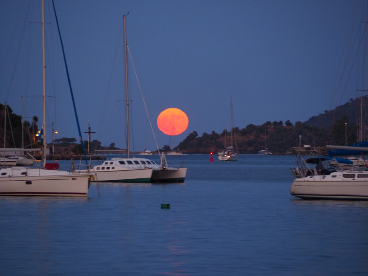 Explorar la costa mediterránea en un velero