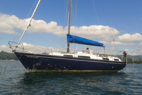 Alquiler de velero durante medio día con patrón en Ares (A Coruña)