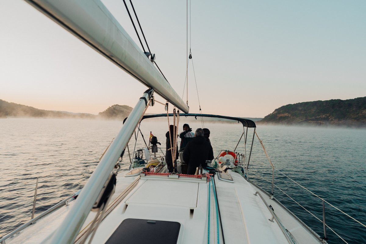Experiencia de navegación en barco en Menorca
