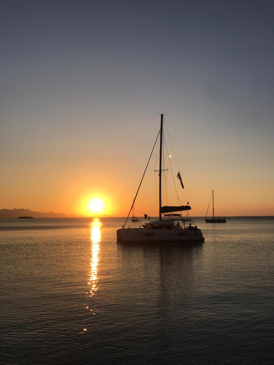 Avventura in mare aperto con un corso di navigazione in catamarano