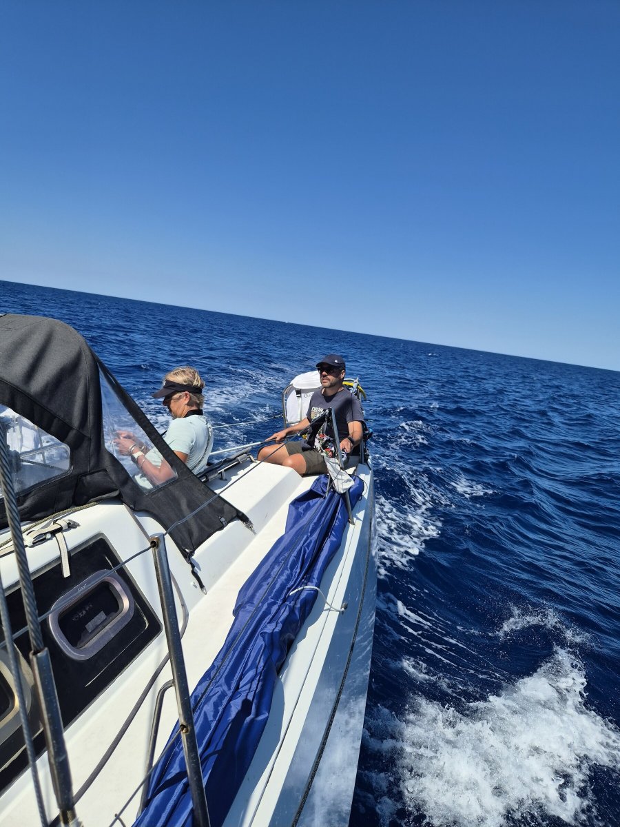 Istruttori di navigazione RYA che insegnano al mare