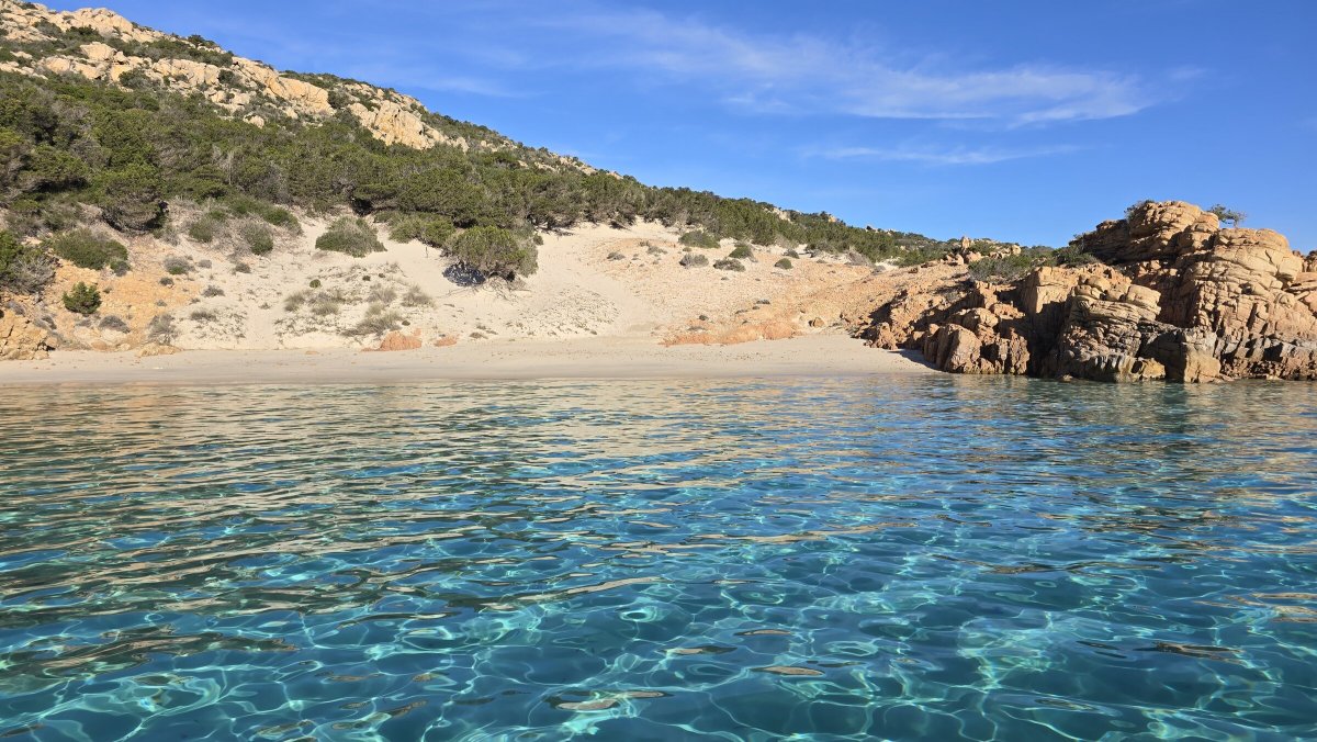Spiaggia con acqua cristallina nell'arcipelago di La Maddalena