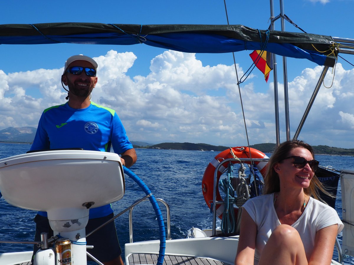 Barco de vela en el Golfo de los Poetas y las Cinque Terre