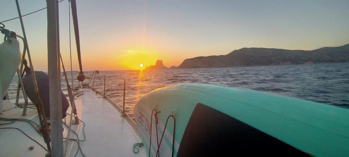 Atardecer costado tabla padel.jpg