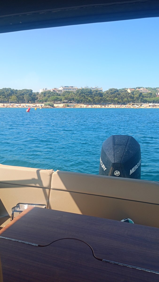 Photo scavenger hunt on speedboat in Costa Brava