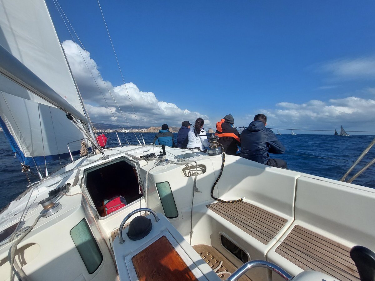 Segelfähigkeiten verbessern in Segelkurs - de_DE