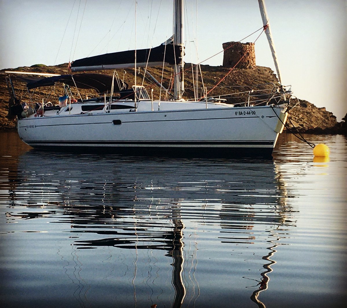 Discovering the north coast of Menorca in a day in a sailboat from Fornells
