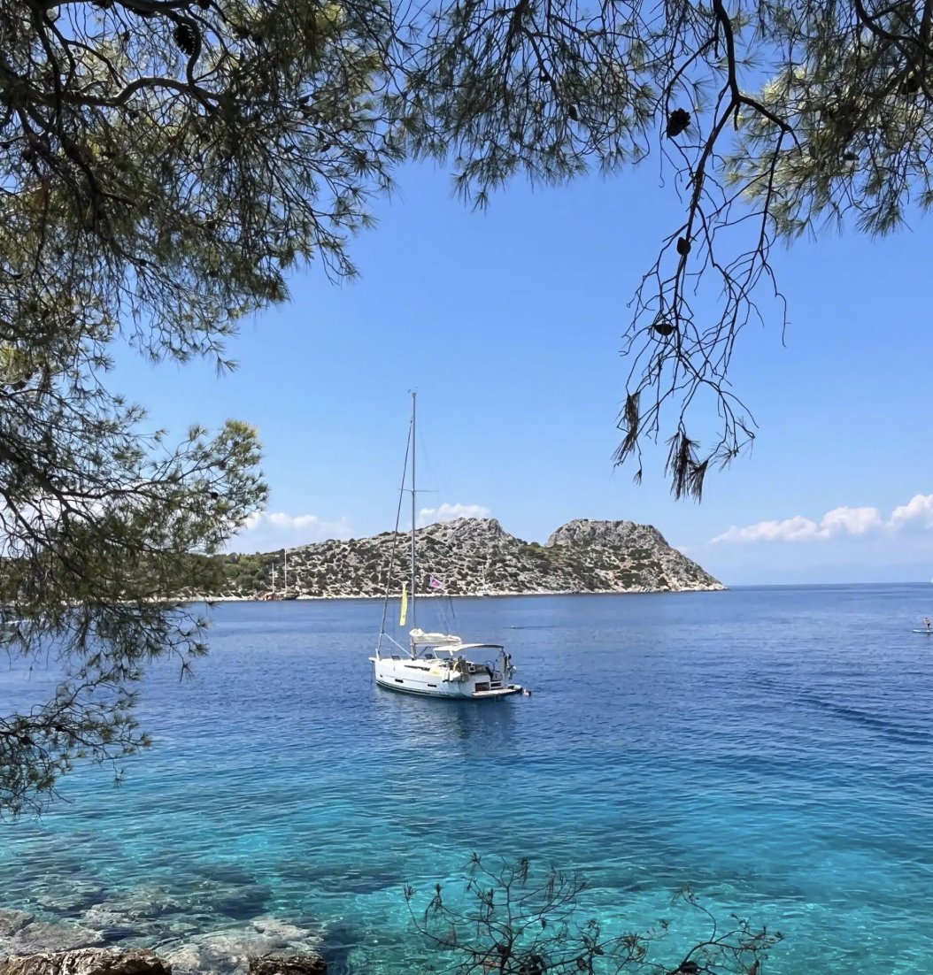 Salpare in catamarano attraverso il Mediterraneo greco da Atene