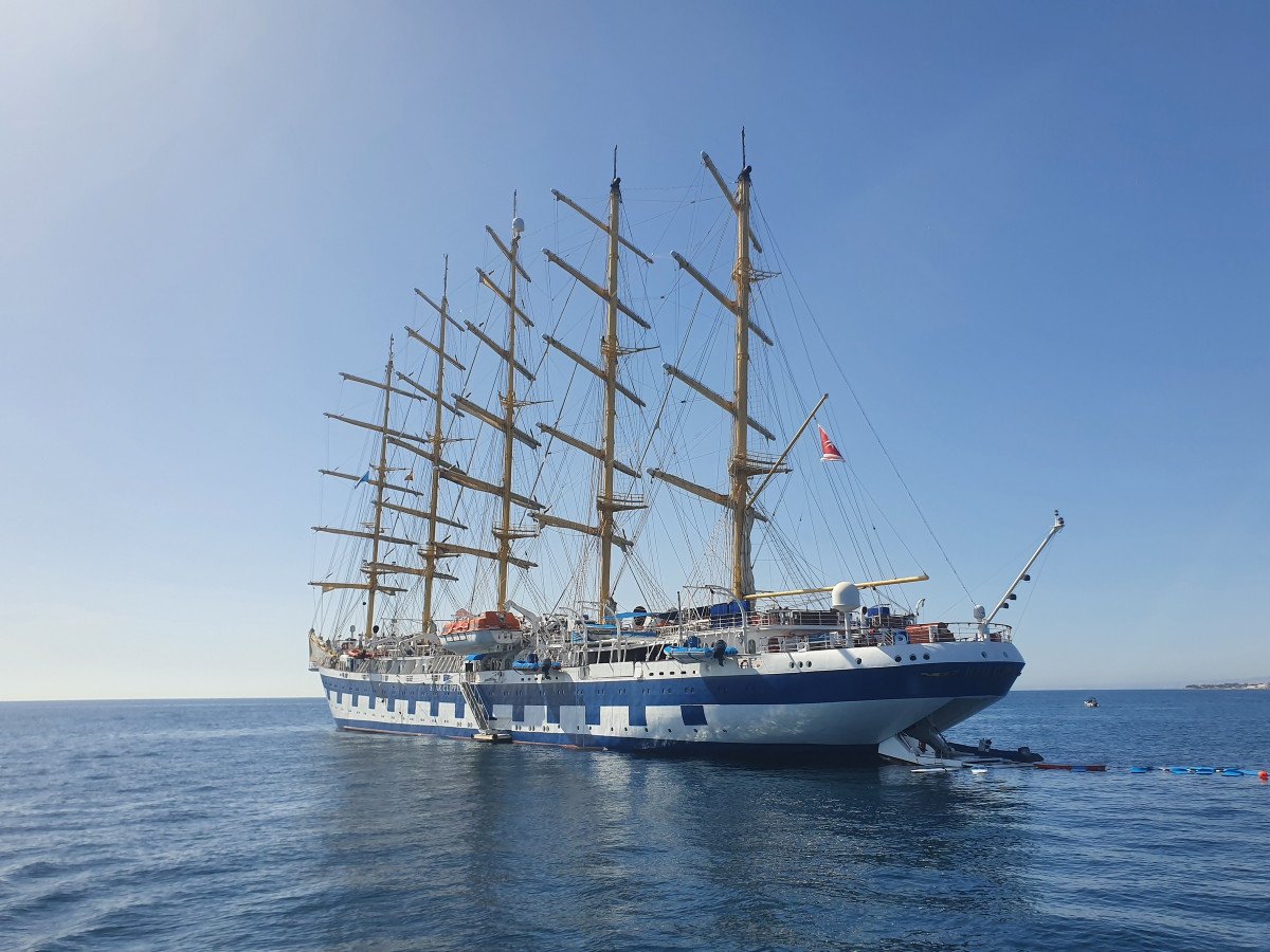 Esplora le strade e i negozi di lusso di Puerto Banús, Marbella.
