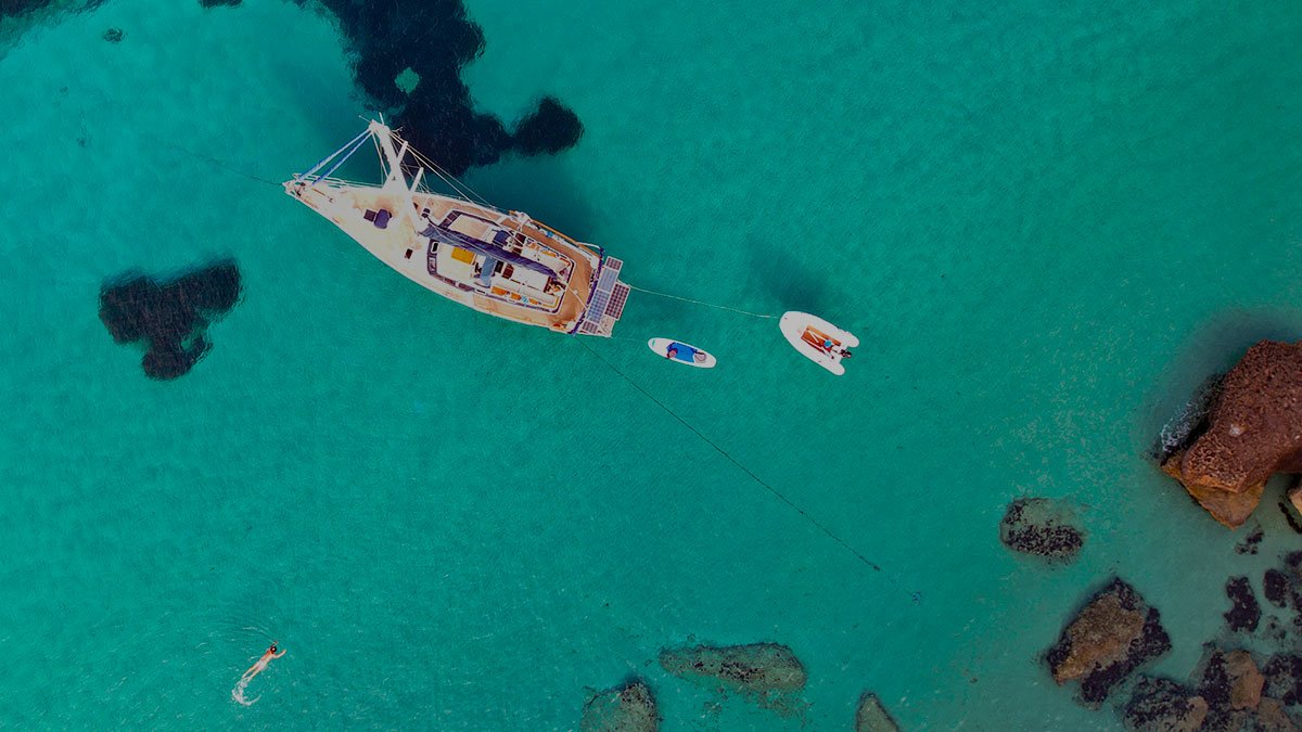 Lernen Sie mit erfahrenen Profis auf dem offenen Meer zu segeln