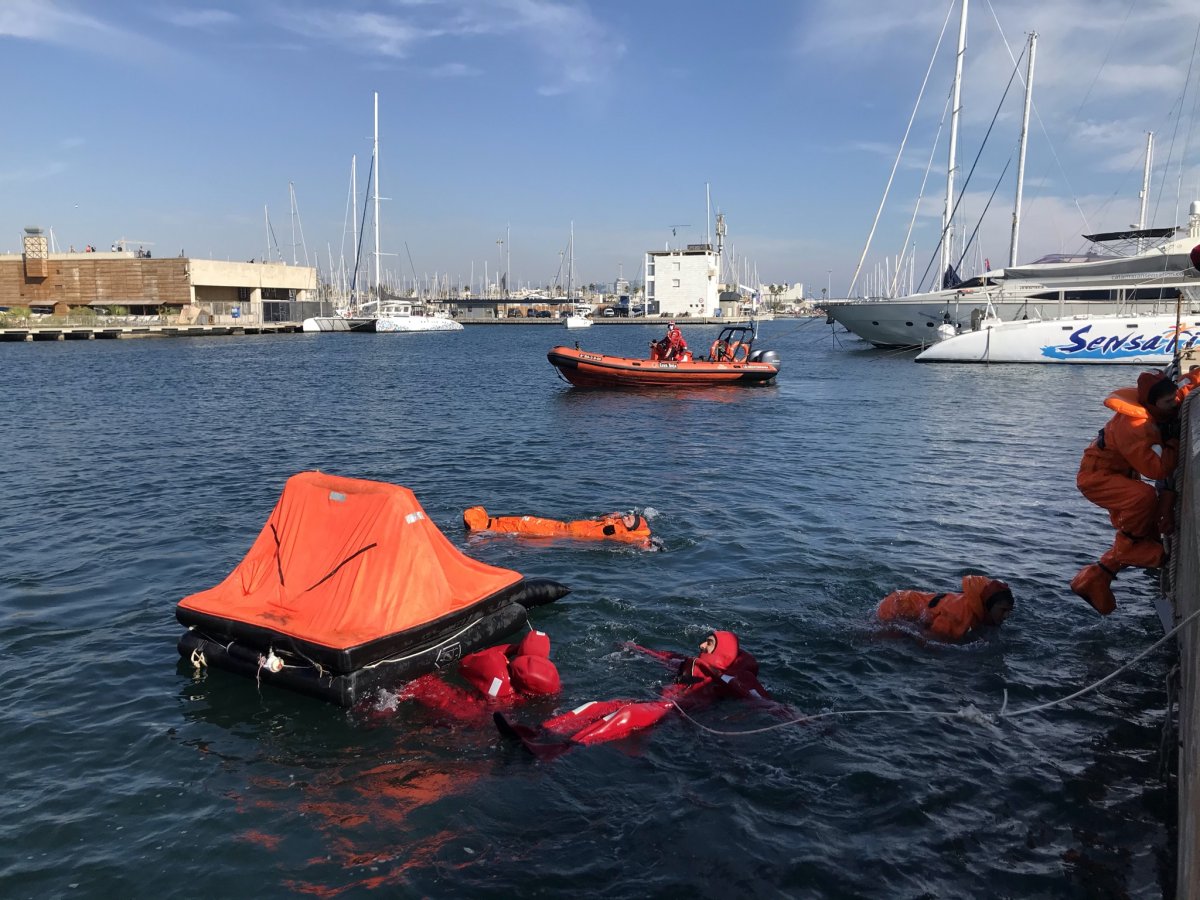 Esperienza di navigazione in barca e formazione sulla sopravvivenza a Barcellona