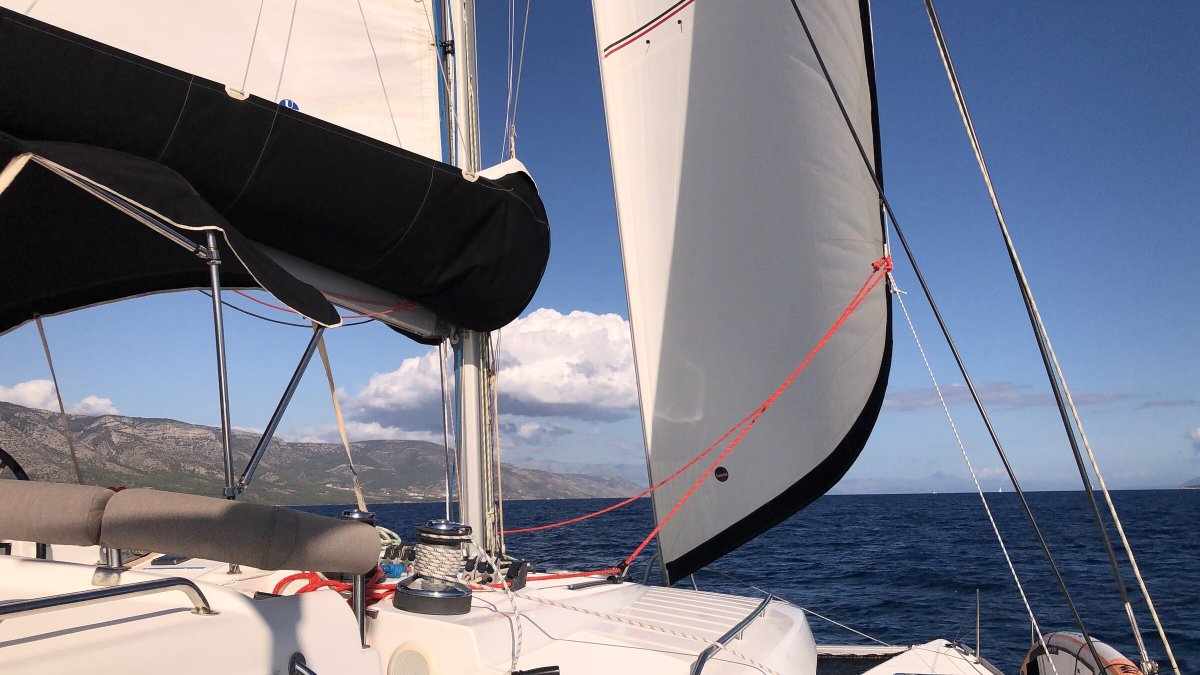El barco anclado en el puerto de Siracusa después del viaje