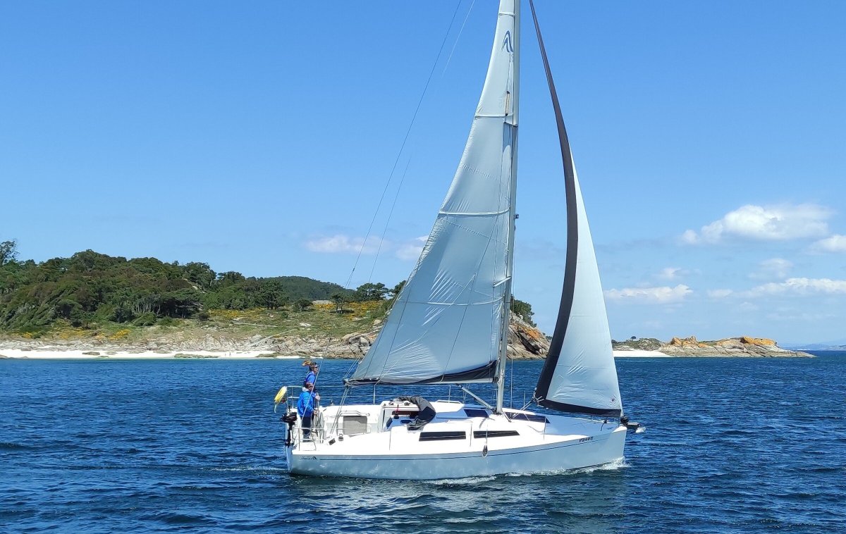Velero Hanse 315 en Rías Baixas