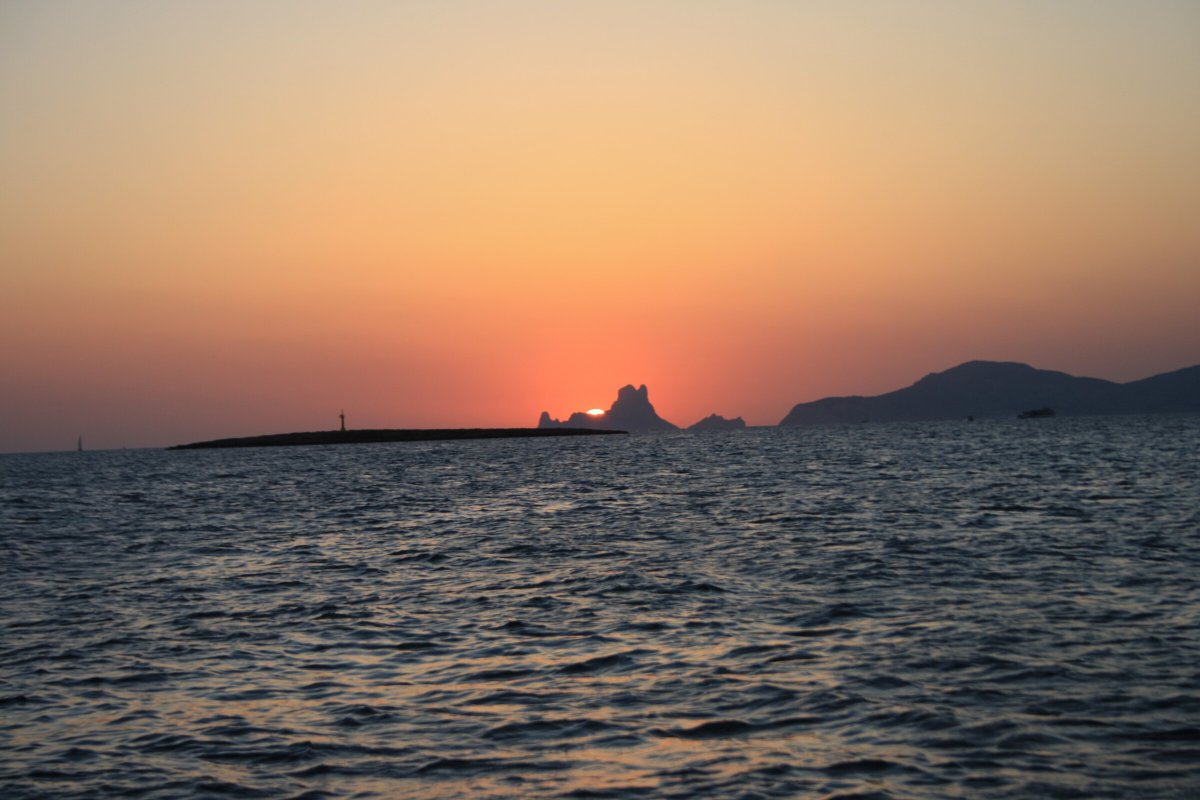 Una escapada en velero por las aguas cristalinas de Ibiza