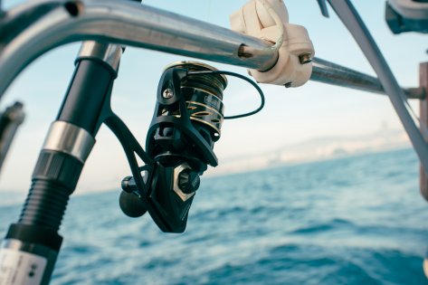 Salida de pesca en velero desde la costa de Barcelona