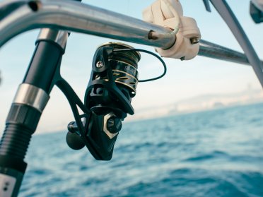 Gita di pesca in barca a vela dalla costa di Barcellona