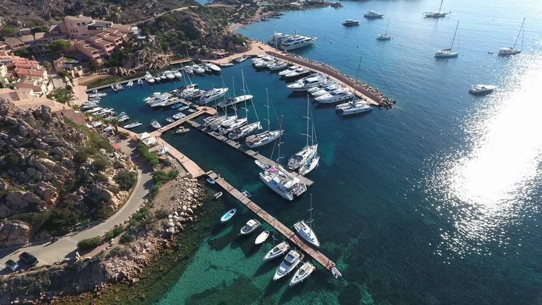 Segeln entlang der Küste Sardiniens