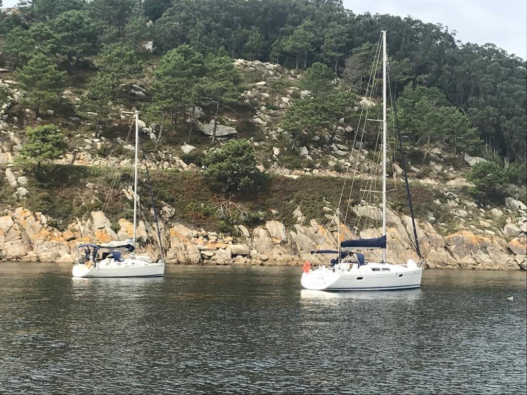 Amanecer desde un velero en la ría de Vigo