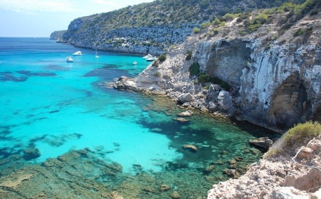 Finalmente, torniamo al porto di La Savina, con un giorno pieno di ricordi e emozioni indimenticabili.