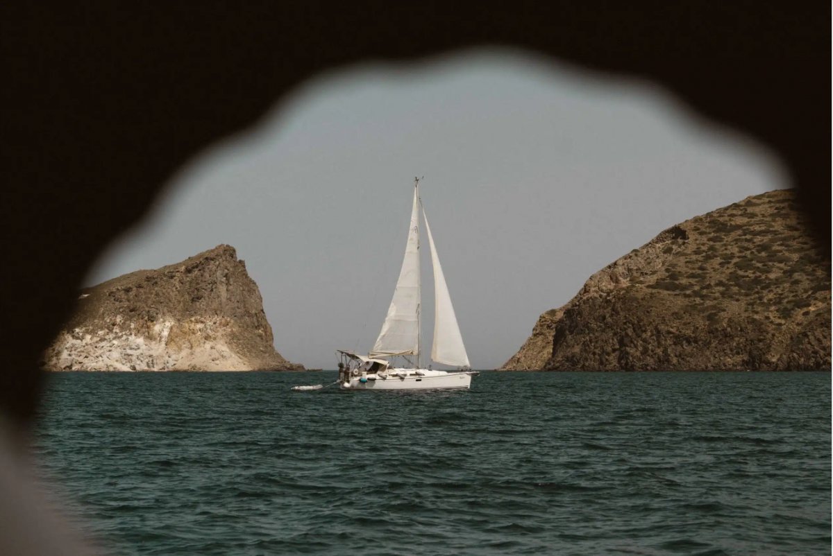 Genießen Sie die natürliche Schönheit der Kykladen von der See aus