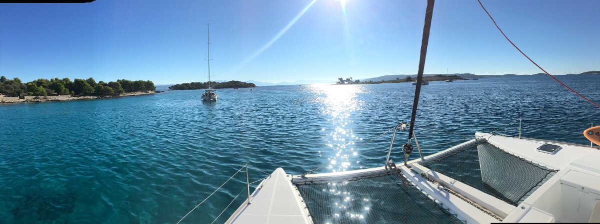 Segeln Sie entlang der Küste Mallorcas auf einem zeitlosen Schiff.