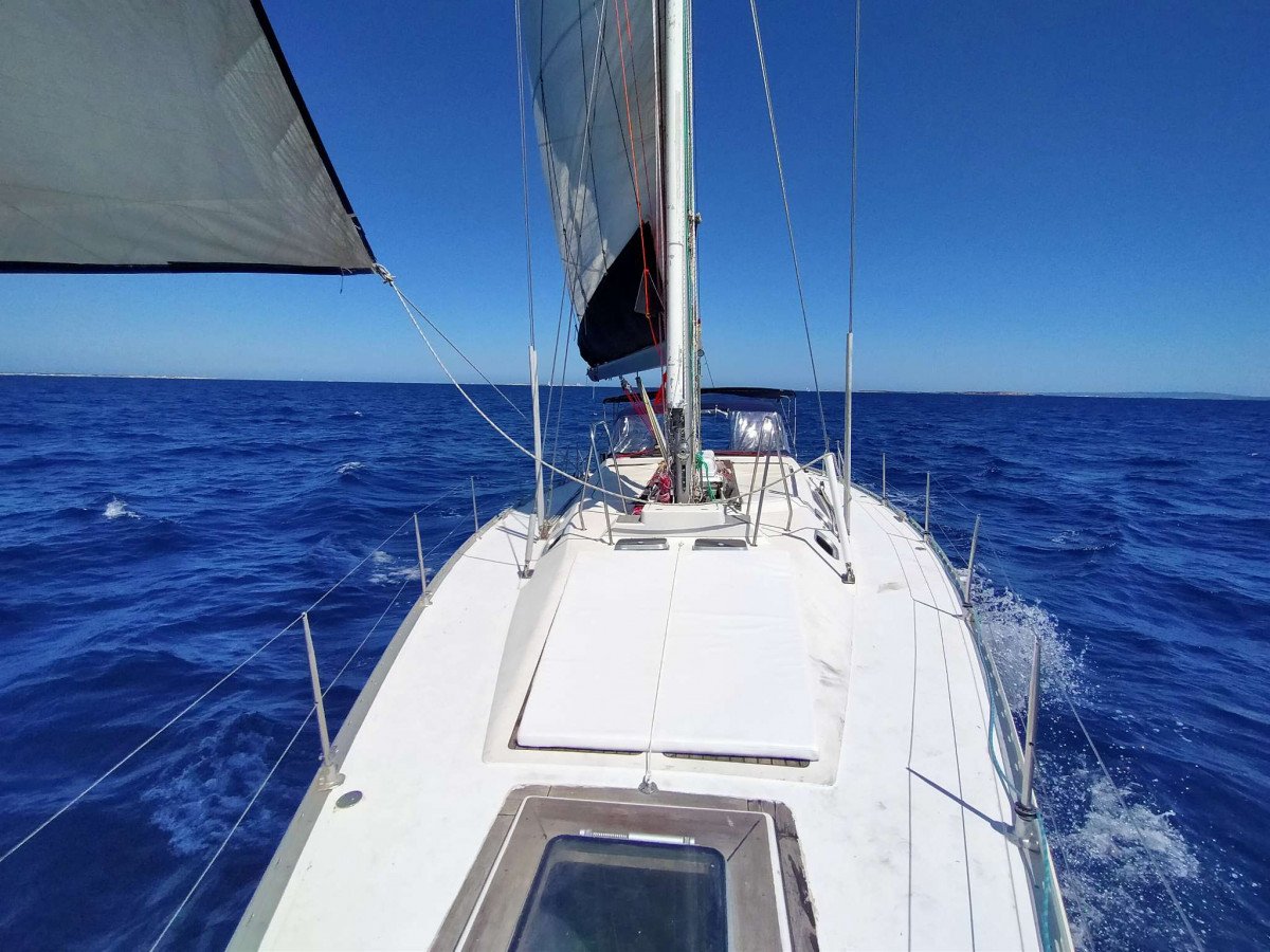 sailboat-travel-by-places