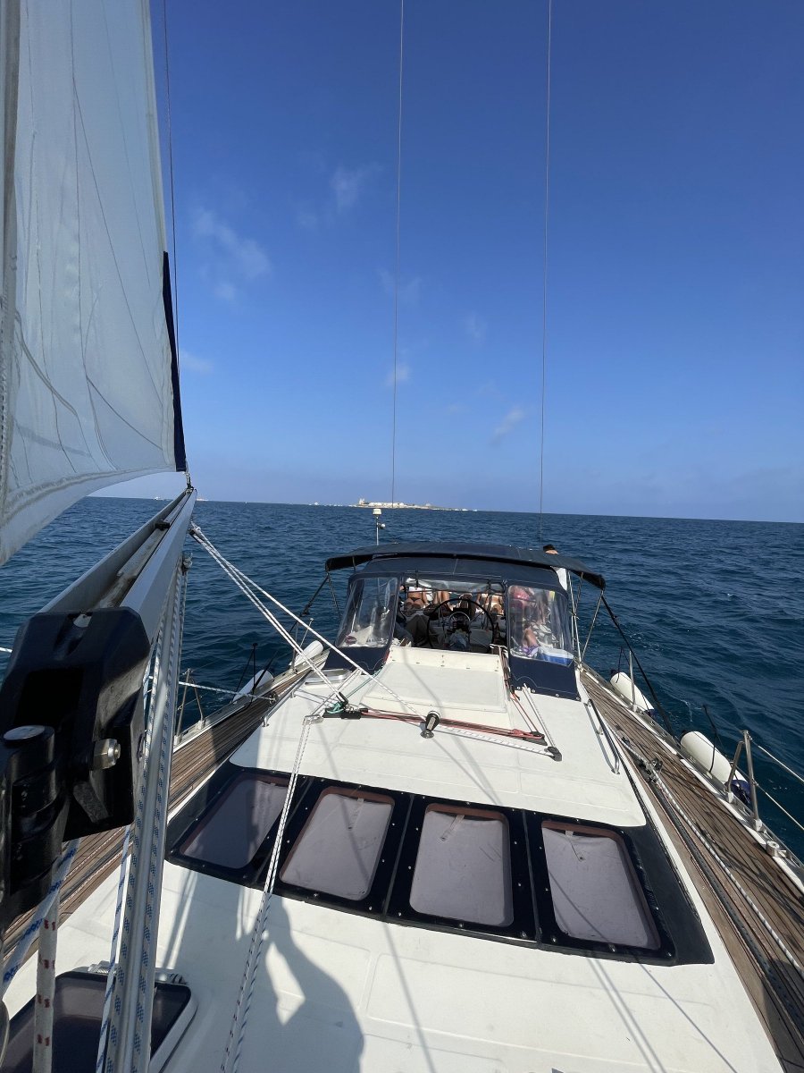 Der untergehende Sonnenschein beleuchtet den Rückweg nach Santa Pola