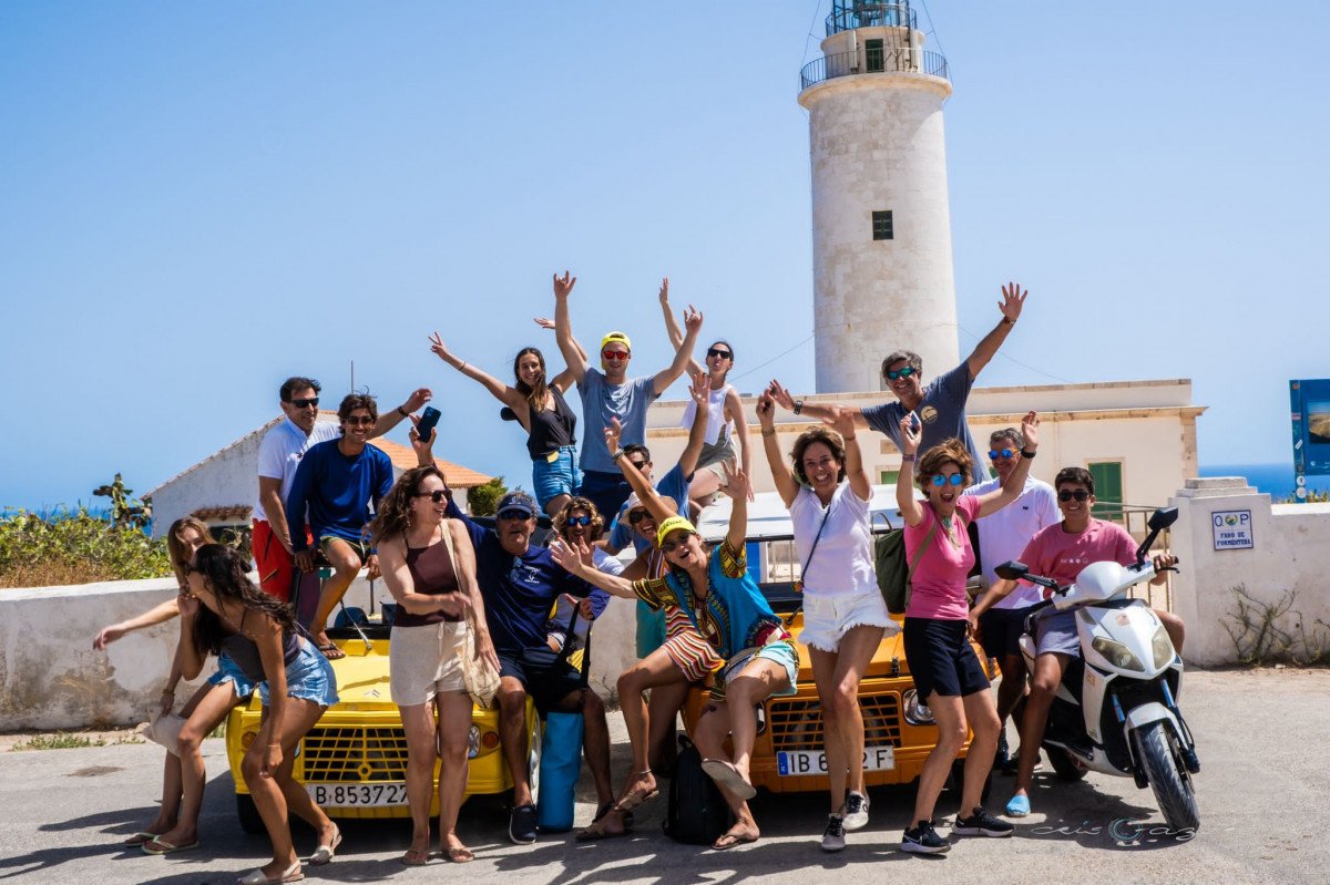 Niños aprendiendo a navegar en un barco de vela