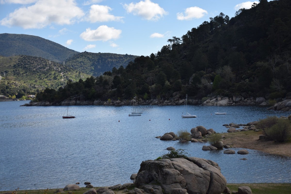 travel in sailboat burguillo