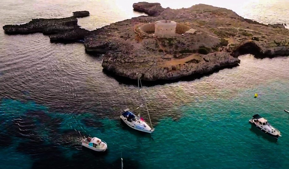 Giro in barca lungo la costa di Menorca