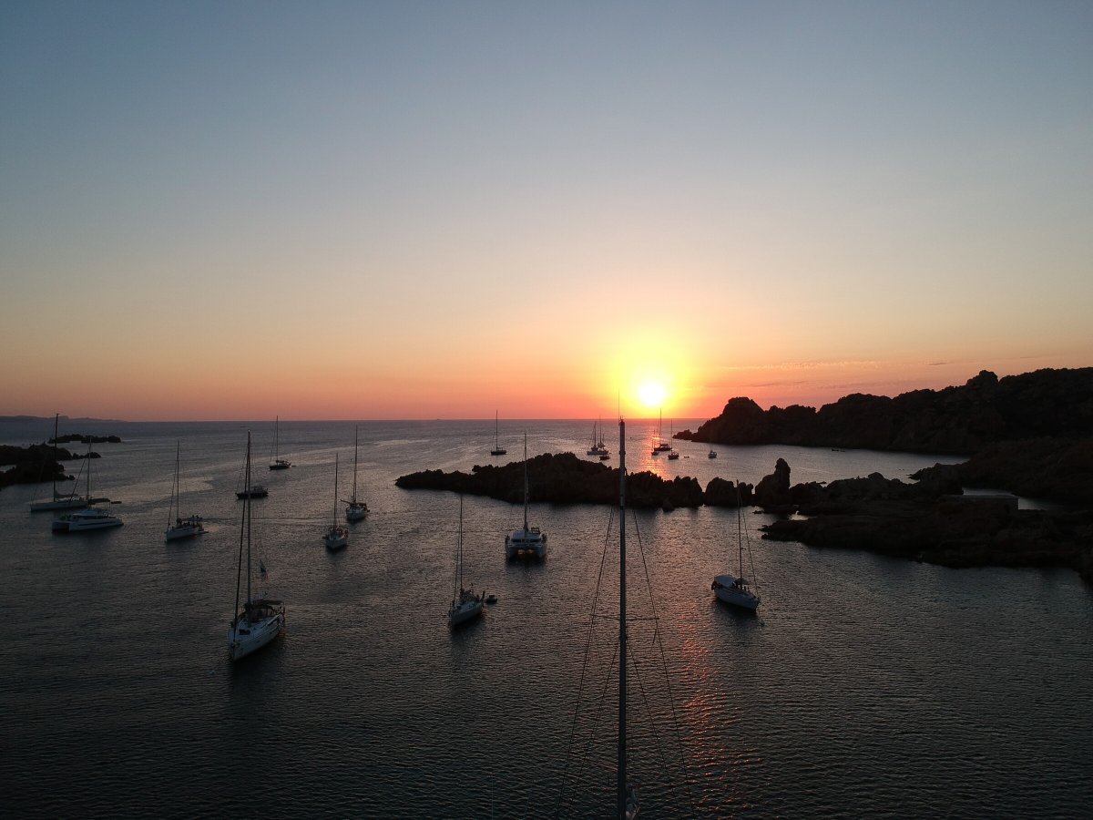 Gruppo di amici a bordo di un catamarano