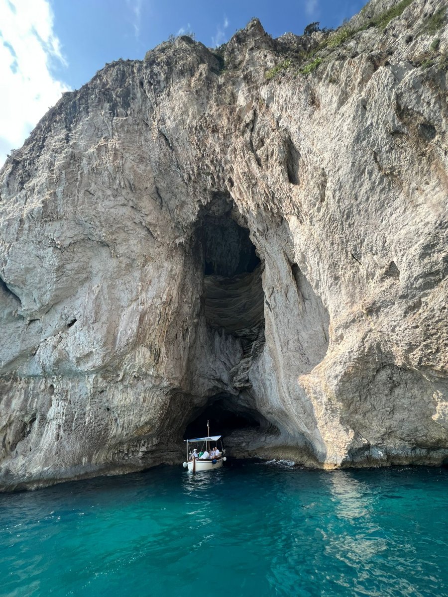 Capri's Scenic Coastline: A Photographer's Paradise