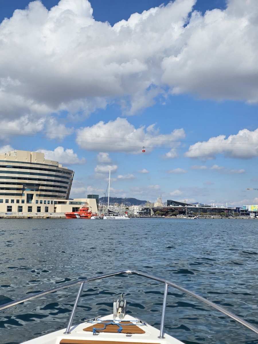 Barca che passa per la costa di Barcellona