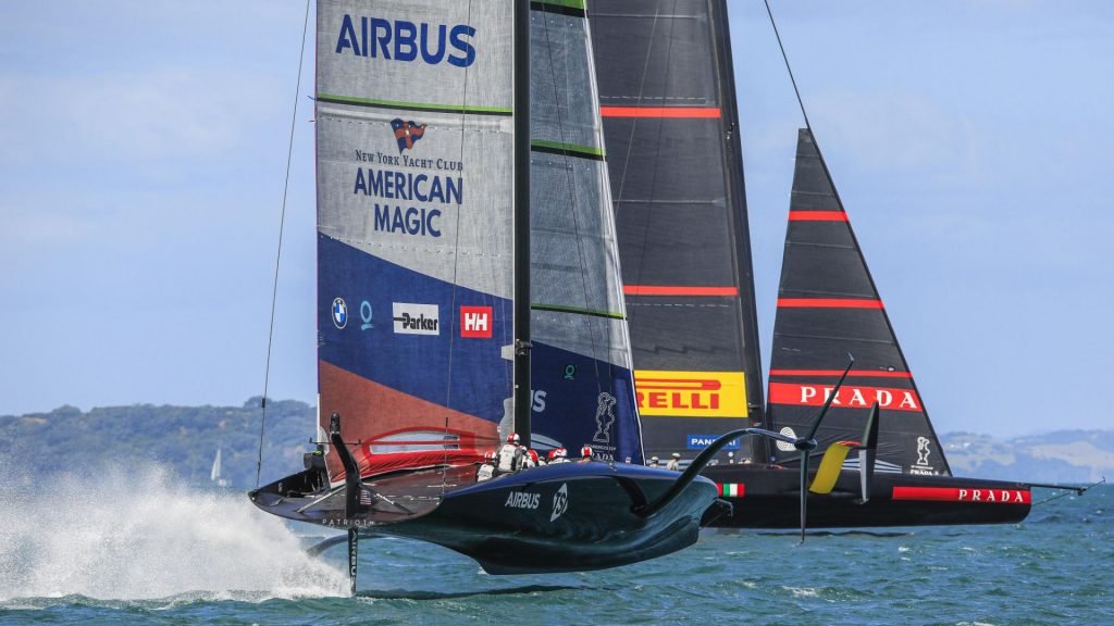 Disfrutar de las vistas panorámicas del mar Mediterráneo desde un velero en la regata preliminar de la Copa América