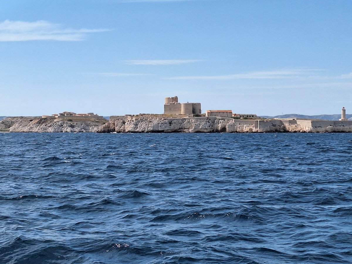 Von Barcelona zu den Gewässern des Bonifacio-Stroms