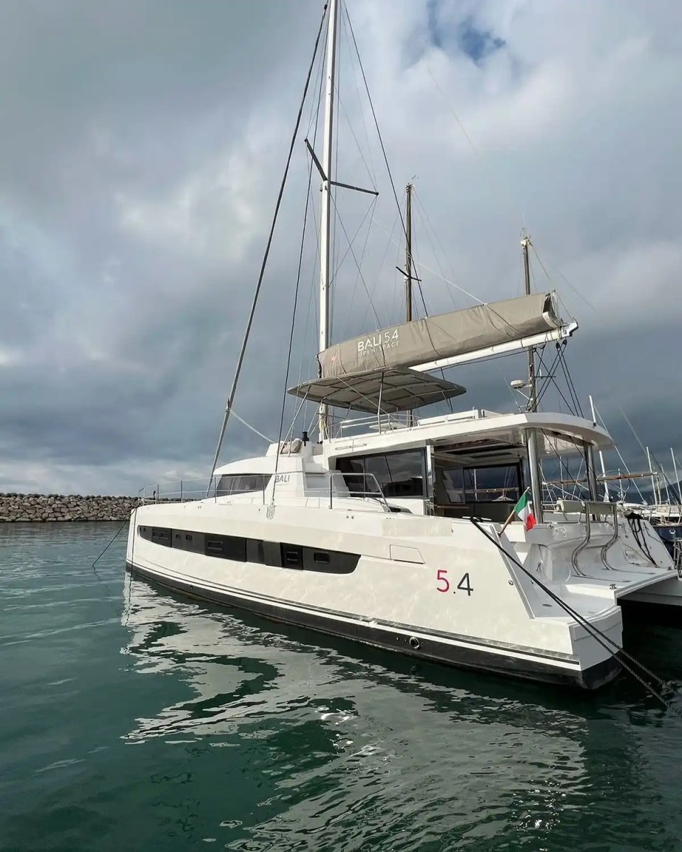 Naviga e scopri le gemme nascoste delle Eolie su un tour di lusso