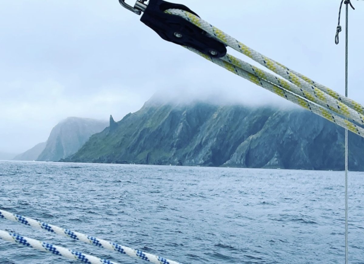Barcos de navegación en la costa de Rügen